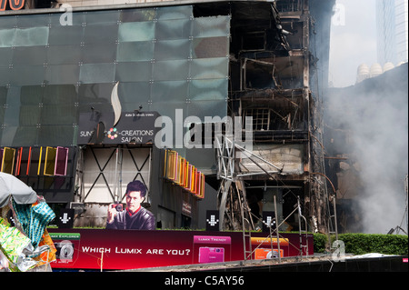 Zentrale Einkaufszentrum der Welt in Flammen, nachdem Thai Militär Rothemden Besetzung Geschäftszentrum von Bangkok niedergeschlagen. Stockfoto