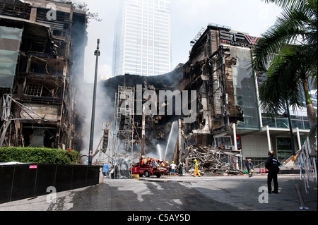 Zentrale Einkaufszentrum der Welt in Flammen, nachdem Thai Militär Rothemden Besetzung Geschäftszentrum von Bangkok niedergeschlagen. Stockfoto