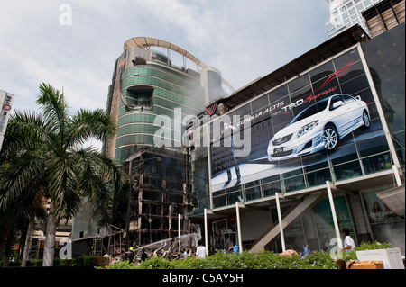 Zentrale Einkaufszentrum der Welt in Flammen, nachdem Thai Militär Rothemden Besetzung Geschäftszentrum von Bangkok niedergeschlagen. Stockfoto