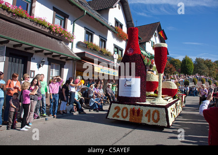 Festwagen, Festumzug, Erntedankfest Und Weinfest Im Schwarzwald, Schwimmer Erntedankfest Thanksgiving Day, Schwarzwald Stockfoto