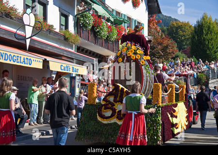 Festwagen, Festumzug, Erntedankfest Und Weinfest, Schwarzwald, Menschen schweben Erntedankfest Thanksgiving Day, Schwarzwald Stockfoto