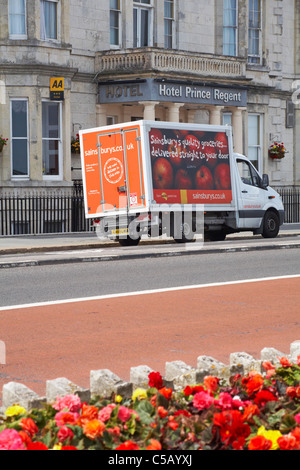 Der Lieferwagen von Sainsburys parkte im Juni vor dem Hotel Prince Regent gegenüber der Küste von Weymouth, Weymouth, Dorset, Großbritannien Stockfoto