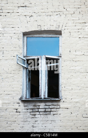 Eine alte Defekte Fensterrahmen in verlassenen Gebäude Stockfoto