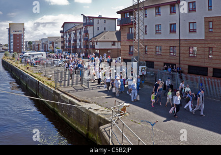 Schwangere Passagiere beeilen Sie in Richtung der Gangway an Raddampfer Waverly auf einer Kreuzfahrt auf den Firth of Clyde in Schottland Stockfoto