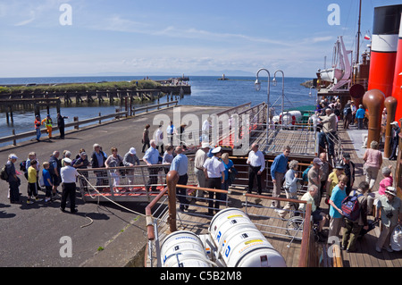 Erwartet Passagiere Board Raddampfer Waverly, gehen auf eine Kreuzfahrt auf den Firth of Clyde in Schottland Stockfoto