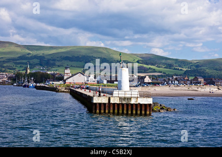 Girvan Hafen (links), geschützt durch eine Mole Mole überstehende in den Firth of Clyde mit Passagieren für PS Waverley Stockfoto