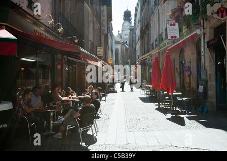 Gäste sitzen vor einer Bar an einem sonnigen Tag im Zentrum von Nantes, Frankreich Stockfoto