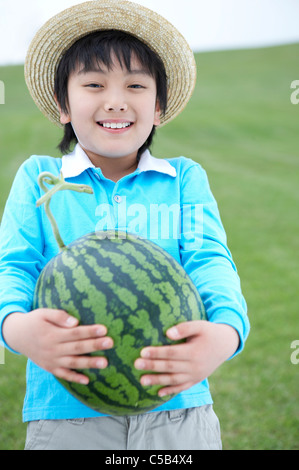 Porträt eines jungen mit Wassermelone Stockfoto