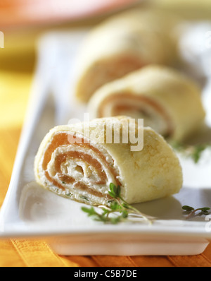 Mini-Krepp-Rollen mit Lachs und Kresse Stockfoto