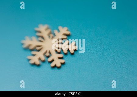 Schneeflocke Ornament auf blauem Hintergrund Stockfoto