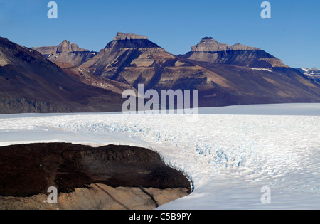 Blick vom oberen Taylor Gletscher nach Westen in Richtung Leuchtturm, Quartermain Berge, McMurdo Dry Valleys, Antarktis Stockfoto