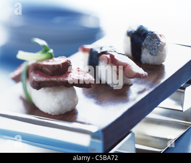 Nigiri Sushi mit Rinderfilet, Pulpo und Bay Leaf, Meeräsche Stockfoto