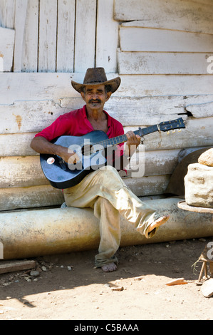 Kubanische Greis spielt Gitarre in den Schatten, Zentralkuba Stockfoto