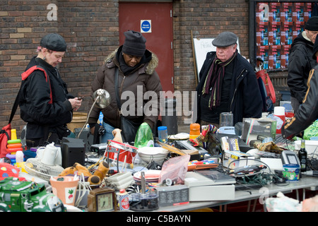 Menschen beim Einkaufen auf einem Straßenmarkt in Lewisham, Süd-London, England. Stockfoto