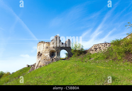 Ansicht der Burgruine (Sydoriv Dorf, Region Ternopil, Ukraine) im Frühjahr. Stockfoto