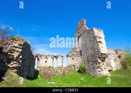 Ansicht der Burgruine (Sydoriv Dorf, Region Ternopil, Ukraine) im Frühjahr. Stockfoto