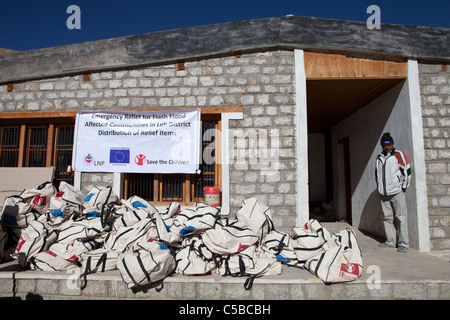 Außer den Kindern bieten Sie Hilfspakete für Familien die Überschwemmungen in Igoo, Ladakh. Stockfoto