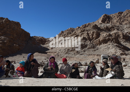 Außer den Kindern bieten Sie Hilfspakete für Familien die Überschwemmungen in Igoo, Ladakh. Stockfoto