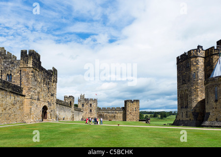 Die Vorburg in Alnwick Castle (dient als Speicherort für Hogwarts-Schule in Harry Potter Filme), Northumberland, England, UK Stockfoto