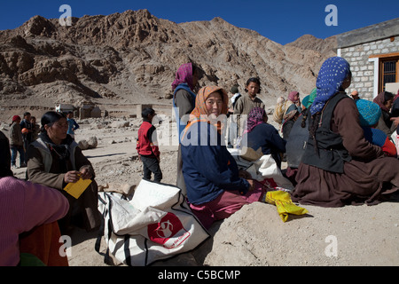 Außer den Kindern bieten Sie Hilfspakete für Familien die Überschwemmungen in Igoo, Ladakh. Stockfoto