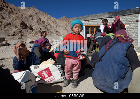 Außer den Kindern bieten Sie Hilfspakete für Familien die Überschwemmungen in Igoo, Ladakh. Stockfoto