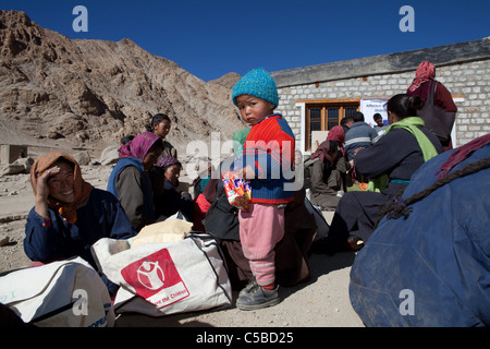 Außer den Kindern bieten Sie Hilfspakete für Familien die Überschwemmungen in Igoo, Ladakh. Stockfoto