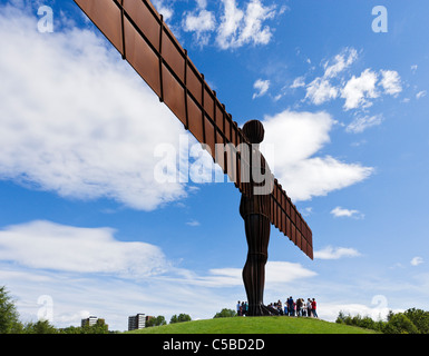 Touristen unter der Engel des Nordens-Skulptur von Antony Gormley, Gateshead, Tyne and Wear, North East England, UK Stockfoto