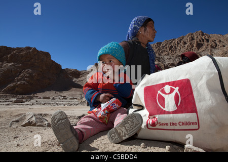 Außer den Kindern bieten Sie Hilfspakete für Familien die Überschwemmungen in Igoo, Ladakh. Stockfoto