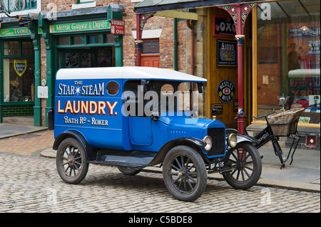 Oldtimer Lieferwagen vor den Geschäften auf der High Street, The Town, Beamish Open Air Museum, County Durham, North East England Stockfoto