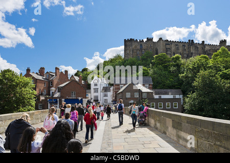 Durham Castle (University College, Durham) von Framwellgate Brücke über den Fluss zu tragen, Durham, County Durham, North East England Stockfoto