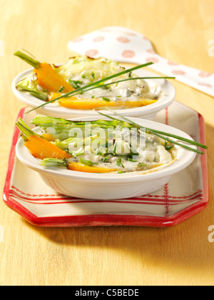 Gratin mit Spitzkohl und Möhren Stockfoto