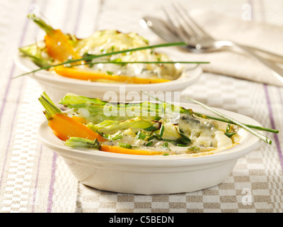 Gratin mit Spitzkohl und Möhren Stockfoto