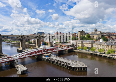 Blick Richtung Stadtzentrum von Tyne Bridge mit Swing Bridge & High Level Bridge im Vordergrund, Newcastle Upon Tyne, Großbritannien Stockfoto