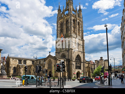 Die Kathedrale St. Nikolaus-Kirche und Blick auf St. Nikolaus Straße in Richtung Burg, Newcastle Upon Tyne, Tyne and Wear, UK Stockfoto