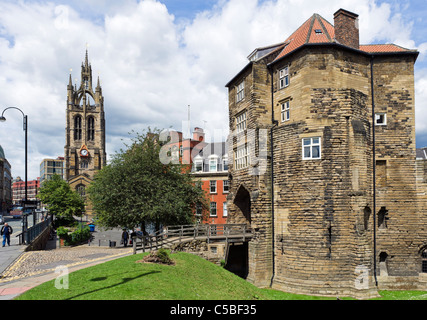 Die historischen Schwarze Pforte (Teil des alten Schlosses) mit dem Dom-Turm hinter Newcastle Upon Tyne, Tyne and Wear, UK Stockfoto