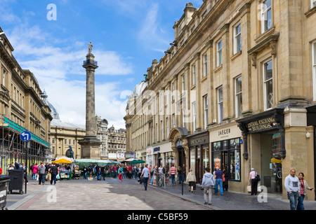 Geschäfte auf Grainger Straße mit Greys Monument am Ende, Grainger Town, Newcastle Upon Tyne, Tyne and Wear, UK Stockfoto