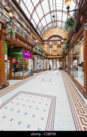 Geschäfte in der zentralen Passage von Grainger Straße im Zentrum Stadt Grainger Town, Newcastle Upon Tyne, Tyne and Wear, UK Stockfoto