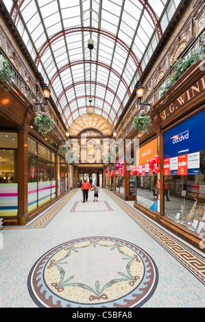 Geschäfte in der zentralen Passage von Grainger Straße im Zentrum Stadt Grainger Town, Newcastle Upon Tyne, Tyne and Wear, UK Stockfoto