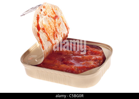 Dose Sardinen in Tomatensoße, isoliert auf weiss Stockfoto