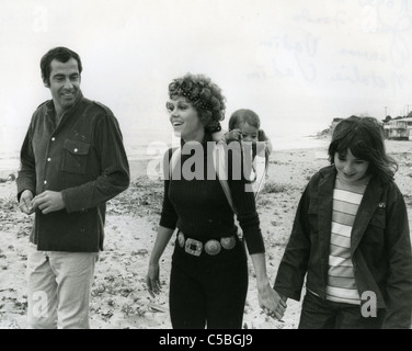 JANE FONDA mit Tochter Vanessa mit Roger Vadim über 1970 She hält Hände mit seiner Tochter Natalie aus Stroyberg Ehe Stockfoto