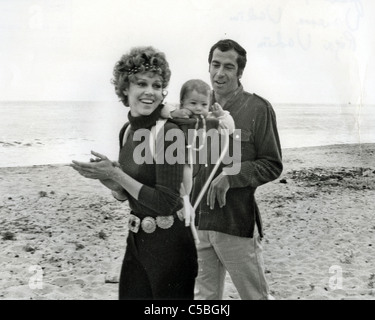 JANE FONDA trägt Tochter Vanessa mit Roger Vadim ca. 1970 Stockfoto