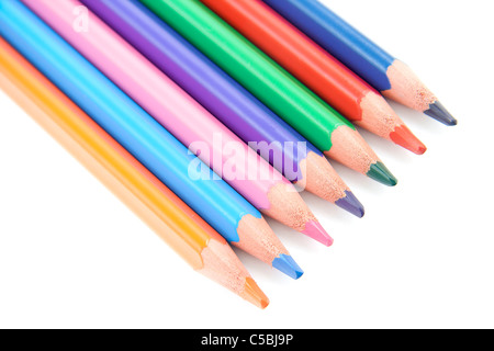 Sortierte Buntstifte aufgereiht diagonal vor einem weißen Hintergrund Stockfoto
