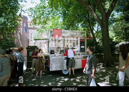 Der Rouge Tomate Essen-Wagen auf der Fifth Avenue außerhalb von Central Park Stockfoto