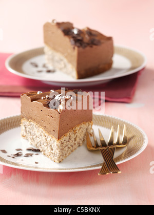 Mousse au Chocolat Torte mit Haselnuts, zwei Stücke auf Platten Stockfoto