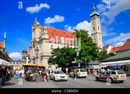 Viktualienmarket und Heiliggeist-Heiligen-Geist-Kirche. München Bayern Deutschland Europa Stockfoto