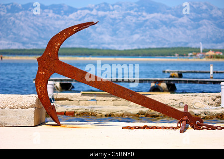 Einen alten rostigen Anker auf dem Boden im Hafen Stockfoto