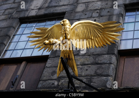 Edinburgh Schottland Gold Vogel auf der Außenseite der Writers Museum, Lady Stair Haus, Lady Treppe schließen, Lawnmarket, Royal Mile Stockfoto