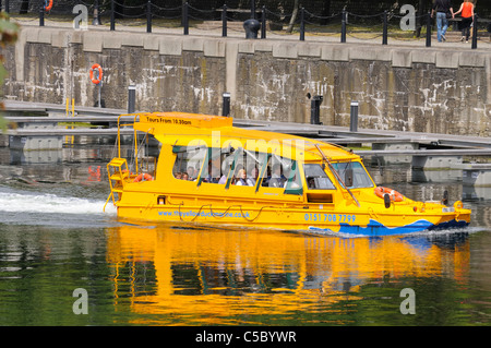 Die Yellow Duckmarine Tourist Tour Fahrzeug Segeln im Albert Dock-Liverpool Stockfoto