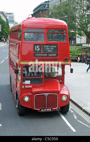 Routemaster Bus auf dem Weg zum Trafalgar Square, London, UK. Stockfoto