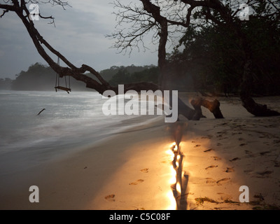 Spuren in der Nacht am Strand Stockfoto